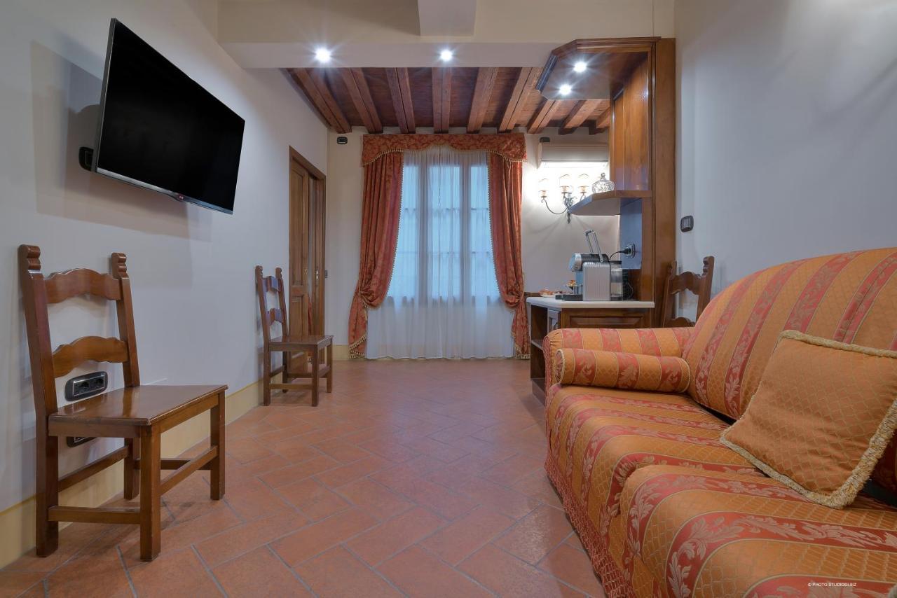 Apartahotel First Of 3*